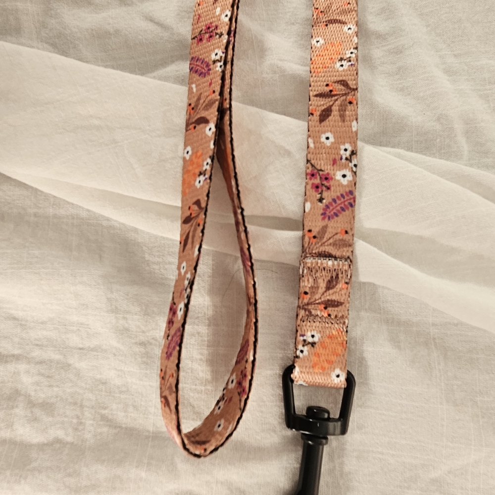 NWOT Floral Dog Leash with Black Clip 5/8 Inch Wise & 5 Feet Long